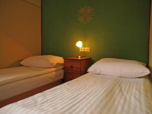 2 twin beds, 1 sofa bed