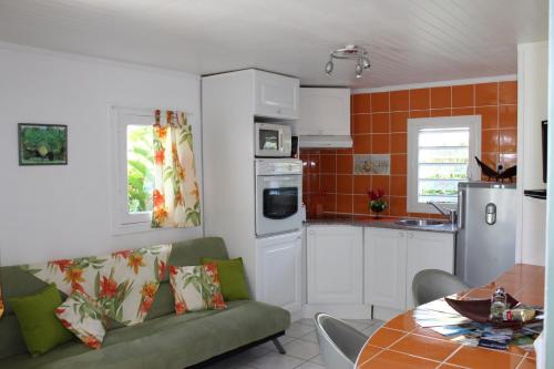 LE MOULIN DE LA BAIE piscine vue mer in Le Moule