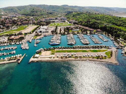 Marina Luxury Houseboat Lavender
