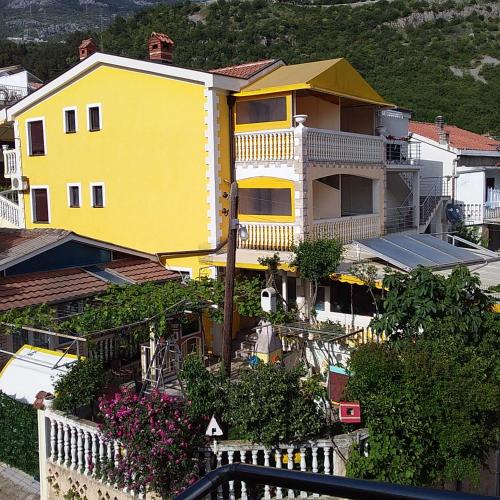 Holiday Home & Apartments Micanovic