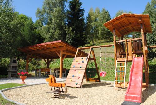 Spēļu laukums, Roubenka-Mila in Ostruzna