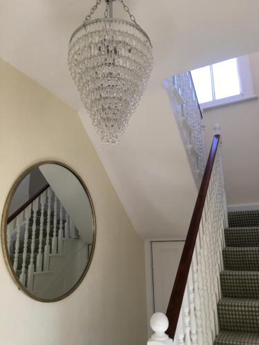 The Queen Hotel in Олни