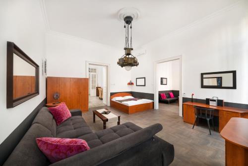 Deluxe Three-Bedroom Apartment image 10