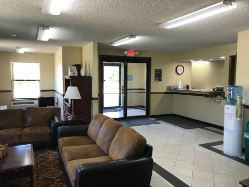 Clairmont Inn & Suites - Warren - image 3