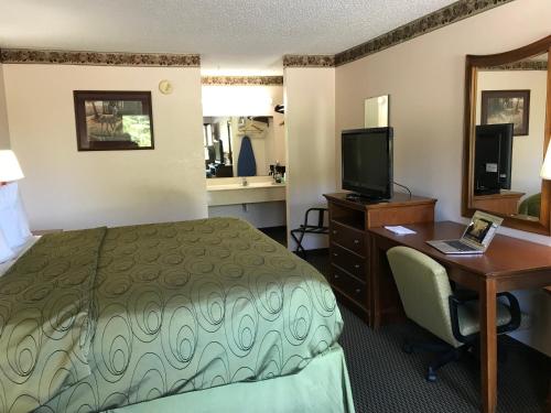 Clairmont Inn & Suites - Warren - image 10
