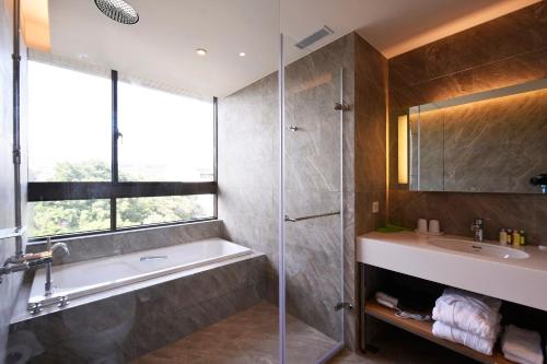 Triple Room with City View image 5