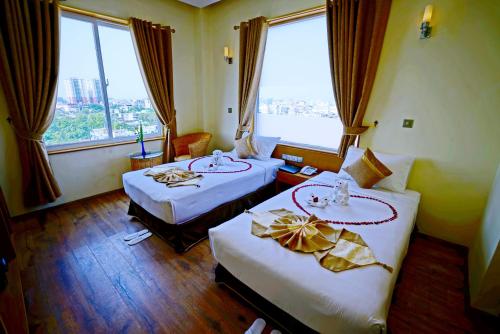 Deluxe Double or Twin Room image 1