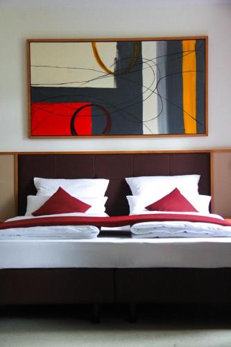 1 queen bed, 1 sofa bed