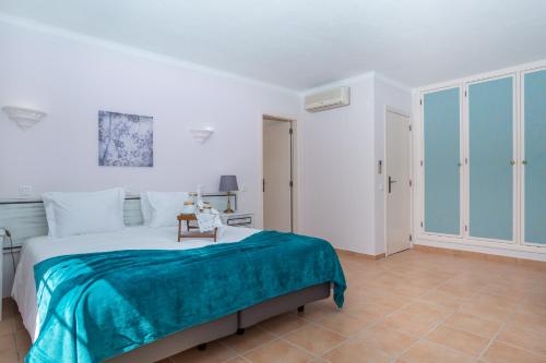 Colina da Lapa & Villas Set in a prime location of Carvoeiro, Colina Luxury Villas puts everything the city has to offer just outside your doorstep. Offering a variety of facilities and services, the property provides all yo