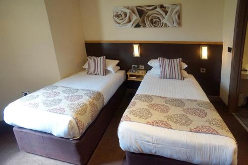 Damon’s Hotel - image 11