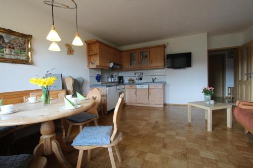 2 bedrooms, 3 beds