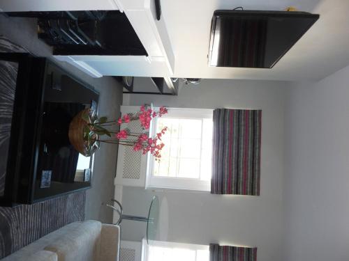 Hewlett Apartments - image 11