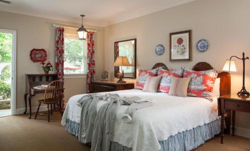 Chanticleer Inn Bed & Breakfast - image 5