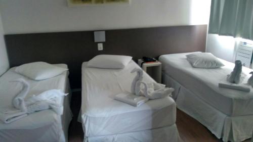 3 twin beds