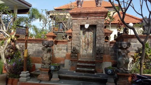 Kubu Loris Residence