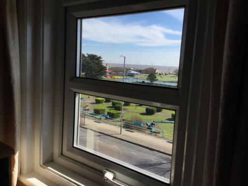 Double Room with Sea View image 4