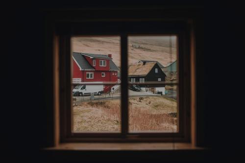 Turf House Cottage - Near Airport in Sandavágur