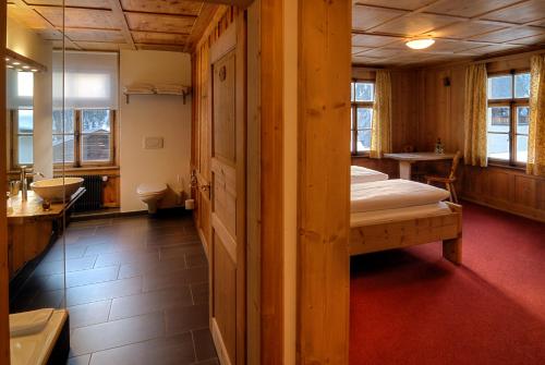 1 queen bed, 1 bunk bed