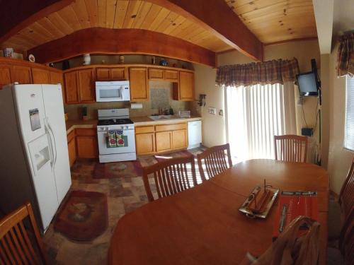 Cabin on the Corner in Big Bear Lake, USA
