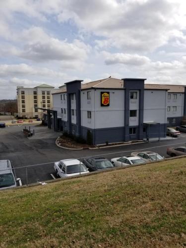 Super 8 by Wyndham Nashville East - image 2