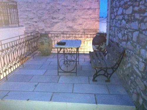 Traditional stone house with panoramic mountain view gîte à louer Moutsoúna