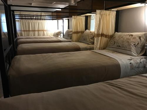 เตียงเดี่ยวในห้องพักรวมชายหญิง (Single Bed in Mixed Dormitory Room)