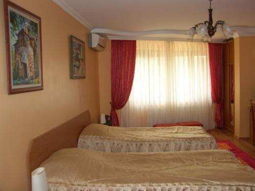 Family Hotel Silvestar - image 5