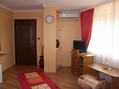 Family Hotel Silvestar - image 3