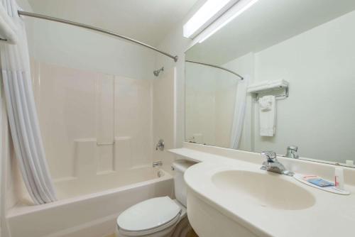 Microtel Inn & Suites - image 2