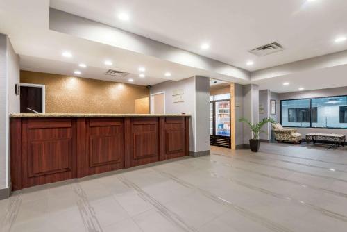 ล็อบบี้, Hawthorn Extended Stay by Wyndham Columbus West in สวีทวอเตอร์