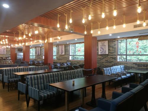 Mu Tong Holiday Hotel