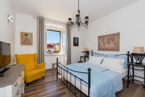 1 queen bed, 1 sofa bed