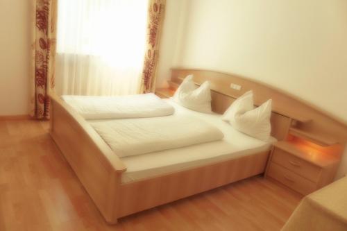 2 bedrooms, 3 beds