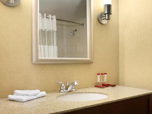 Ramada by Wyndham Niagara Falls/Fallsview Room Type - Queen Room with Two Queen Beds - Mobility Access/Non-Smoking Ramada by Wyndham Niagara Falls/Fallsview Room Type - Queen Room with Two Queen Beds - Mobility Access/Non-Smoking