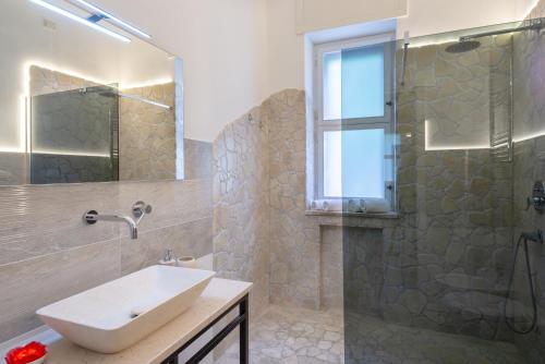 Villa Domus Salento Suites & Rooms Located in Lecce City Center, Villa Domus Salento Suites & Rooms is a perfect starting point from which to explore Lecce. Offering a variety of facilities and services, the property provides all you n