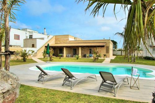  Masseria Prontera with Pool in Giuliano