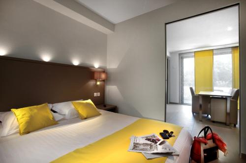 1 queen bed, 1 sofa bed