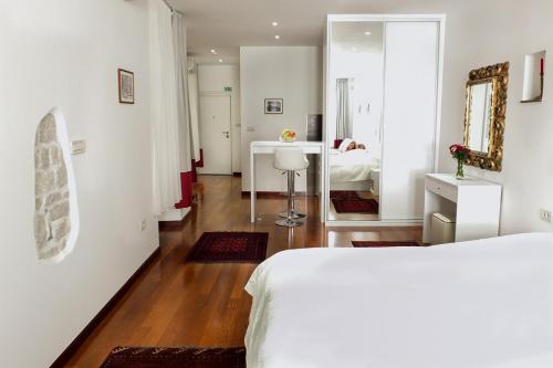 Old Square Studio Apartment 3
