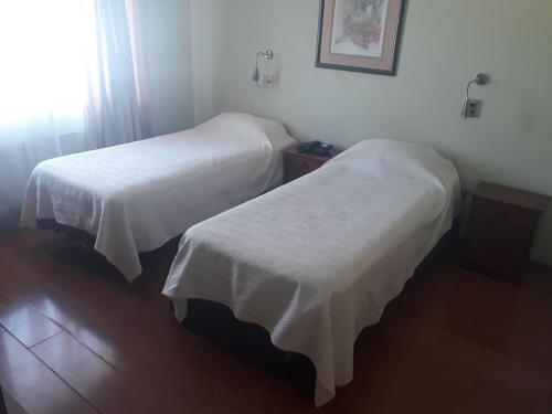 2 twin beds