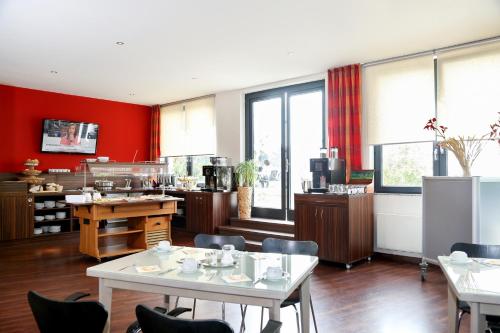 H24 Hoteltow - main image
