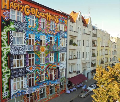 HappyGoLucky Hotel+Hostel