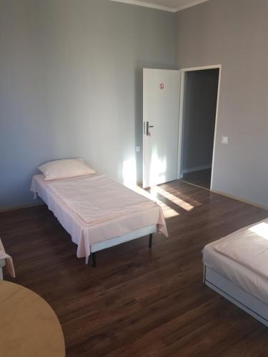 1 double bed, 2 twin beds