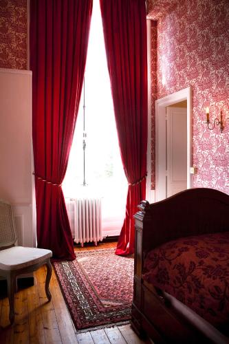 1 queen bed, 1 double bed, 2 twin beds