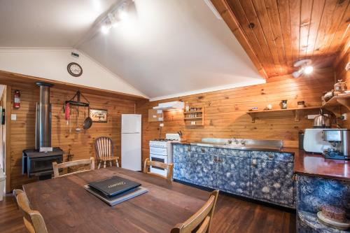 Konyha, Cape Howe Cottages in Lowlands