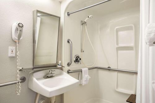 Microtel Inn By Wyndham Louisville East - image 8
