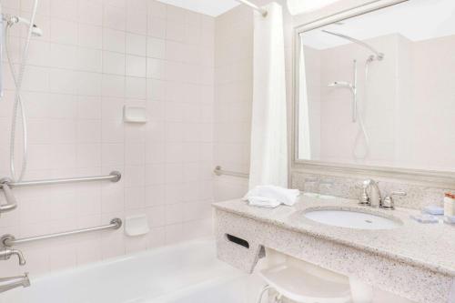 Deluxe Queen Room with Two Queen Beds - Disability Access - Non-Smoking