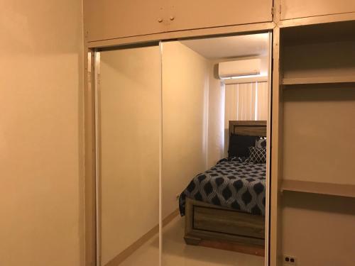 1 BEDROOM / 1 BATH . PRIVATE APT. FREE WIFI, INTERENT & PARKING