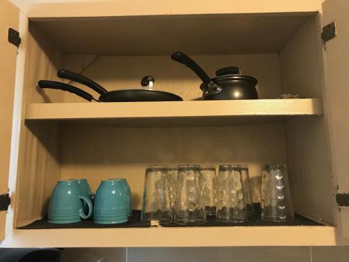 1 BEDROOM / 1 BATH . PRIVATE APT. FREE WIFI, INTERENT & PARKING in 哈加納