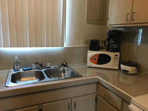 1 BEDROOM / 1 BATH . PRIVATE APT. FREE WIFI, INTERENT & PARKING in 哈加納