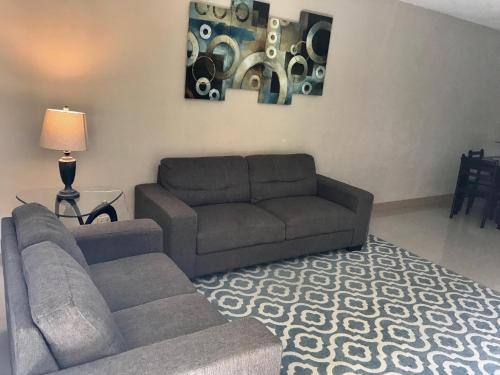 1 BEDROOM / 1 BATH . PRIVATE APT. FREE WIFI, INTERENT & PARKING in 哈加納